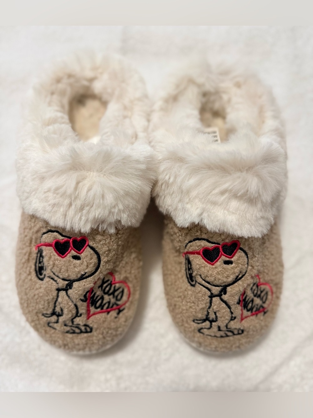 AE size 7 Peanuts Snoopy Slippers